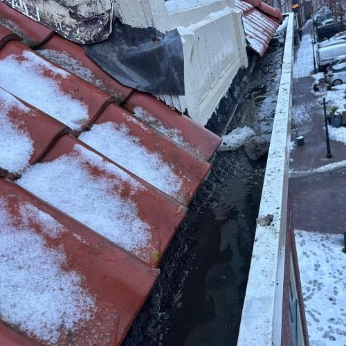 Reinigen dakgootrand woning Enkhuizen Januari 2026