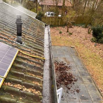 Reinigen buitenzijde bungalow inclusief zonnepanelen Hensbroek januari 2024