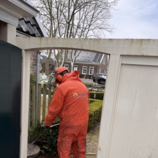 Straatwerkreiniging en houtwerk onderhoud woning particulier Barsingerhorn April 2022