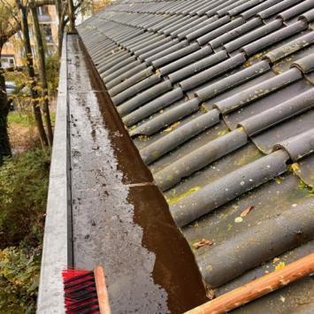 Leegmaken inhoud dakgootrand rondom scholen Alkmaar December 2023