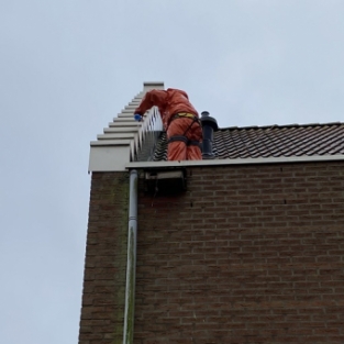 Reiniging aluminium afdeklijsten trapgevel woning Heerhugowaard Maart 2021