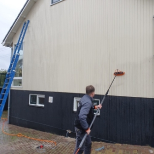 Reiniging houtwerk buitenzijde woning Ouderkerk aan den ijssel Oktober 2021