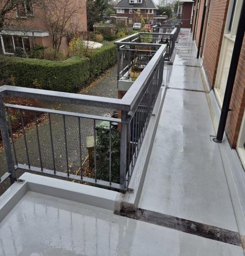 Reiniging gevels, bergingen, galerijvloeren en hekwerken complexen Bergen december 2025