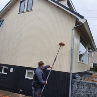 Reiniging houtwerk buitenzijde woning Ouderkerk aan den ijssel Oktober 2021