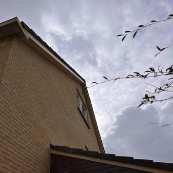 Uithakken, zandstralen en plaatsen voegwerk gevel woning Bergermeer Alkmaar Maart 2024