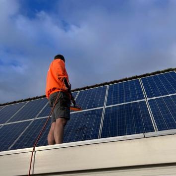 Aanbrengen vogelwering rond zonnepanelen in Scharwoude en Nieuwe Niedorp November 2022