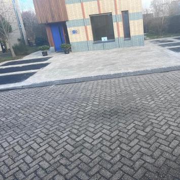 Straatwerk reinigen rondom parkeerplaatsen hoofkantoor zorginstelling Hoorn December 2022