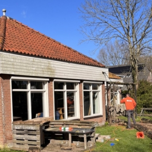 Reinigen gevelbekleding, boeidelen en kozijnen rondom gehele school Heerhugowaard februari 2022