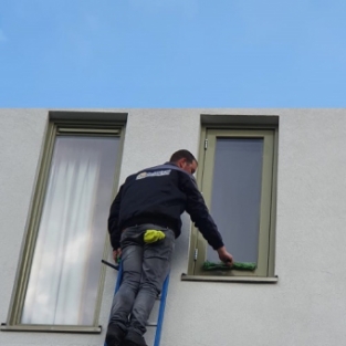 Schoonmaken en reinigen Spachtelputz muurgevel woning Amsterdam februari 2021