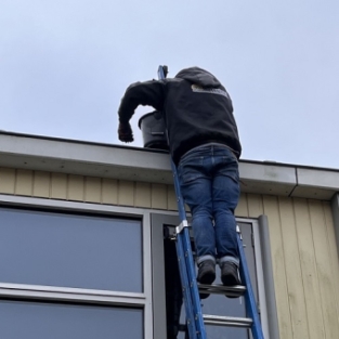 Inhoud dakgootrand legen en schoonmaken woning Schagen februari 2022