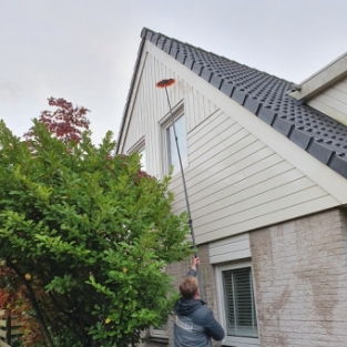 Reiniging houtwerk en glasbewassing rondom gehele woning Heiloo Oktober 2021