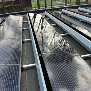 Reiniging installatie met zonnepanelen Apeldoorn i.s.m. DNR Electro Alkmaar April 2022