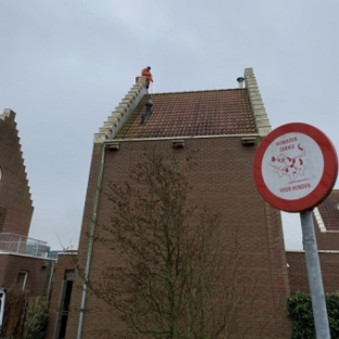 Reiniging aluminium afdeklijsten trapgevel woning Heerhugowaard Maart 2021