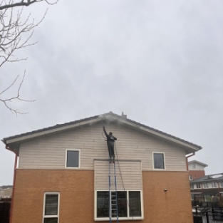 Reinigen gevelbekleding, boeidelen en kozijnen woning aan het water Heerhugowaard februari 2022