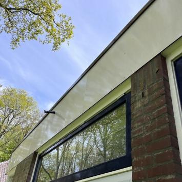 Schoonmaken houtwerk, kunststof, dakbedekking en meer school Heiloo Mei 2023