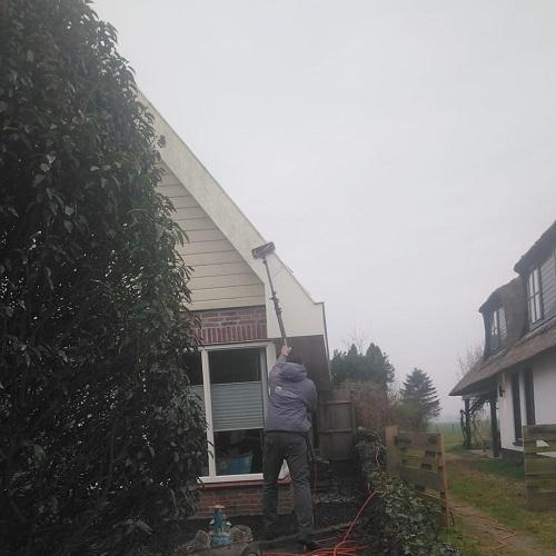 Reinigen houtwerk rondom woning in Wognum maart 2025