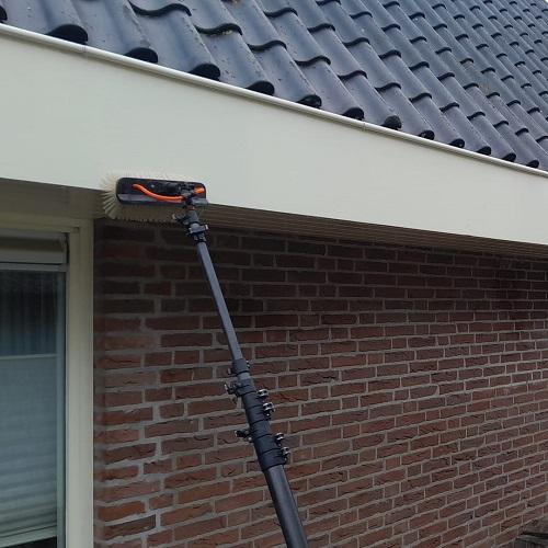 Reinigen houtwerk rondom woning in Wognum maart 2025