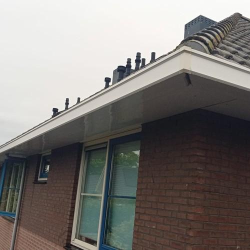 Overstekken rondom woning reinigen in Schagen Hoep Zuid Juni 2026