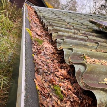 Reinigen buitenzijde bungalow inclusief zonnepanelen Hensbroek januari 2024