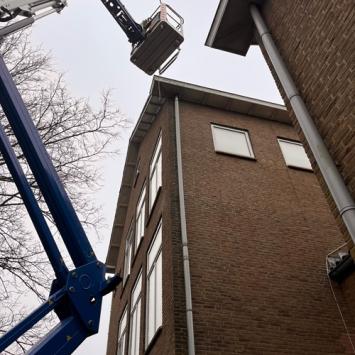 Leegmaken inhoud dakgootrand rondom scholen Alkmaar December 2023