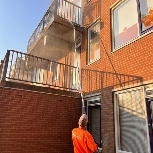 Reinigen betonnen diktekanten rondom appartementencomplex Alkmaar September 2024