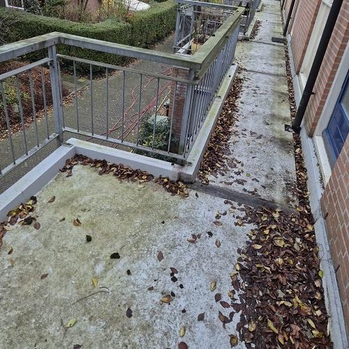 Reiniging gevels, bergingen, galerijvloeren en hekwerken complexen Bergen december 2025