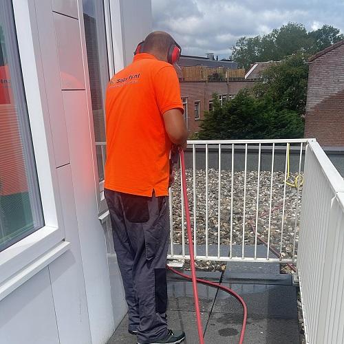 Reiniging gevelbeplating en galerijvloeren Oudorp Oudorperplein Juli 2025