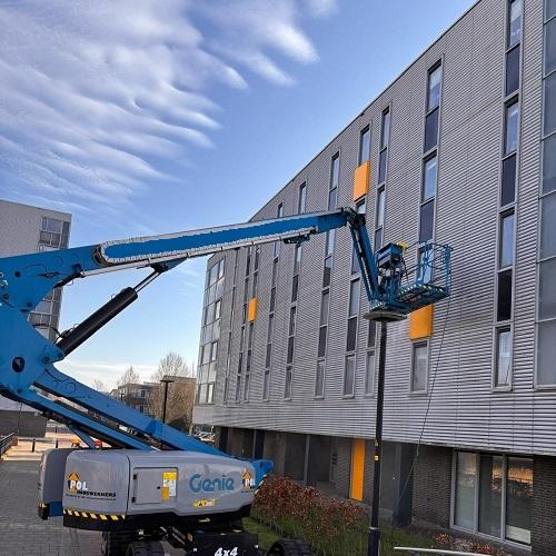 Reiniging gevelbekleding, kozijnwerk en aanbrengen spinnenbestrijding. Waterflats Oostertocht Heerhugowaard Maart 2025