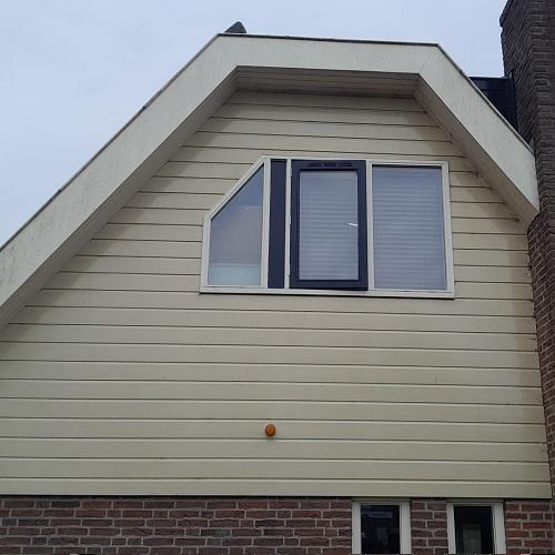 Reinigen houtwerk rondom woning in Wognum maart 2025