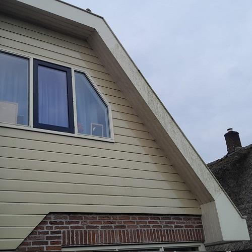 Reinigen houtwerk rondom woning in Wognum maart 2025