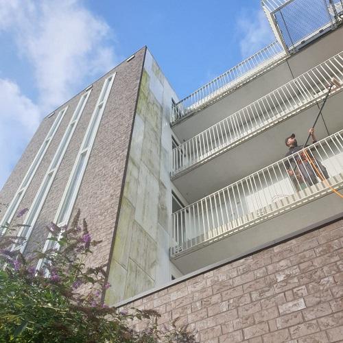 Reiniging gevelbeplating en galerijvloeren Oudorp Oudorperplein Juli 2025