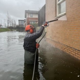 Reinigen gevelbekleding, boeidelen en kozijnen woning aan het water Heerhugowaard februari 2022