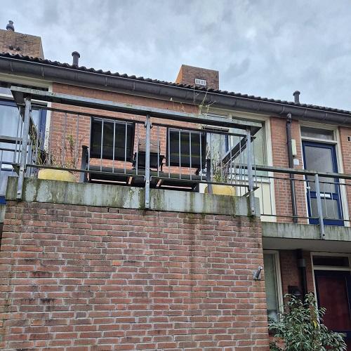 Reiniging gevels, bergingen, galerijvloeren en hekwerken complexen Bergen december 2025