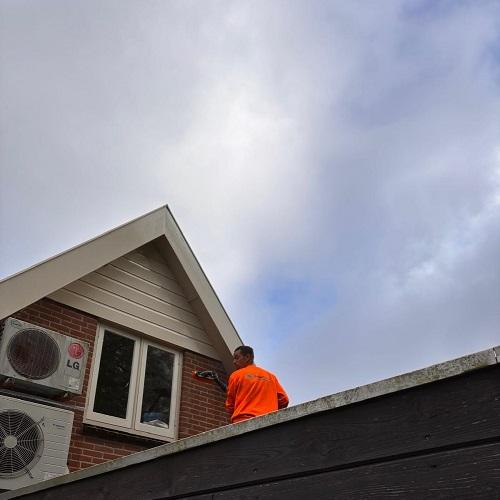 Reinigen gevel en houtwerk in Heerhugowaard April 2025
