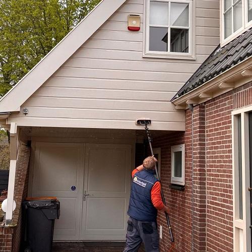 Reinigen gevel en houtwerk in Heerhugowaard April 2025