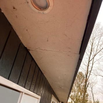 Reinigen buitenzijde bungalow inclusief zonnepanelen Hensbroek januari 2024