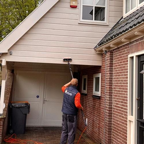 Reinigen gevel en houtwerk in Heerhugowaard April 2025