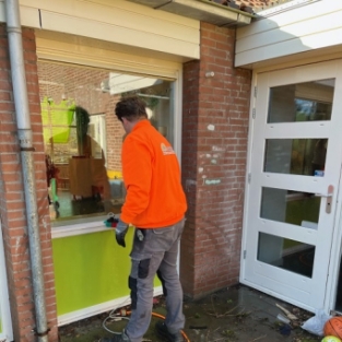 Reinigen gevelbekleding, boeidelen en kozijnen rondom gehele school Heerhugowaard februari 2022