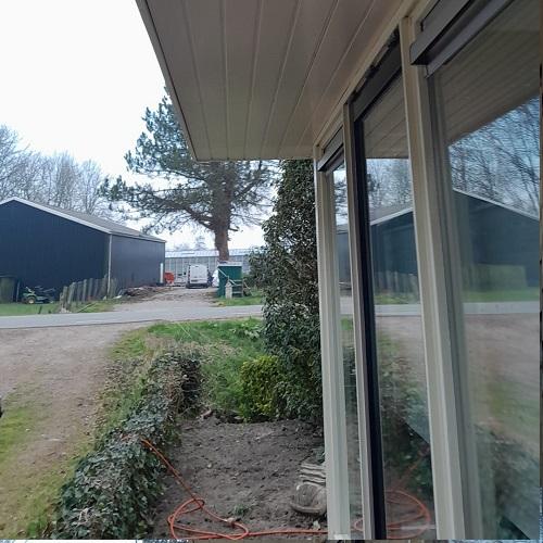Reinigen houtwerk rondom woning in Wognum maart 2025