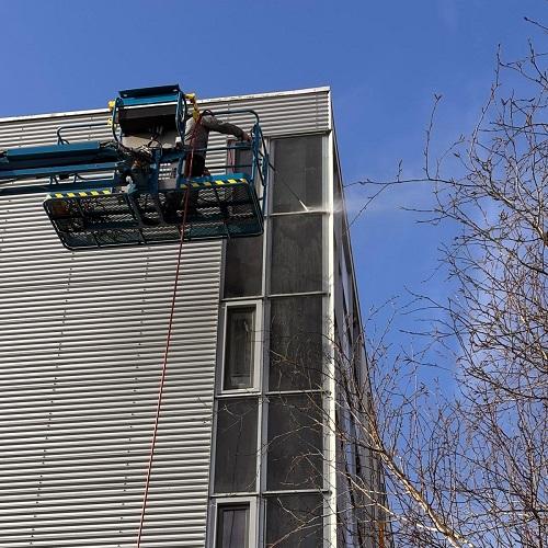 Reiniging gevelbekleding, kozijnwerk en aanbrengen spinnenbestrijding. Waterflats Oostertocht Heerhugowaard Maart 2025
