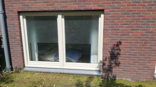 Reiniging overstek en kozijnen + spinnenbestrijding Groote Keeten Callantsoog Juni 2025