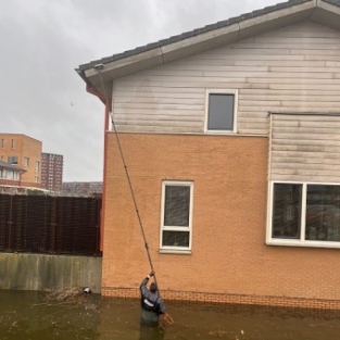 Reinigen gevelbekleding, boeidelen en kozijnen woning aan het water Heerhugowaard februari 2022