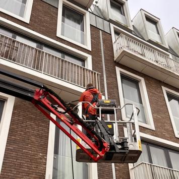 Reinigen buitenzijde appartementencomplex Paardenmarkt Alkmaar februari 2024