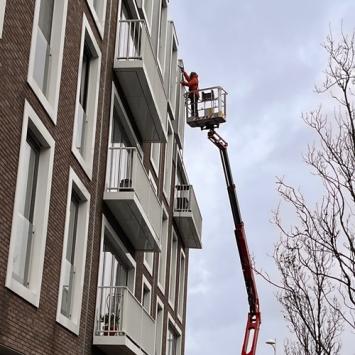 Reinigen buitenzijde appartementencomplex Paardenmarkt Alkmaar februari 2024