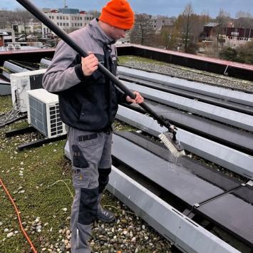 Schoonmaken zonnepanelen en controle omvormers Alkmaar December 2023