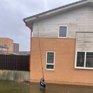 Reinigen gevelbekleding, boeidelen en kozijnen woning aan het water Heerhugowaard februari 2022