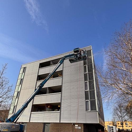 Reiniging gevelbekleding, kozijnwerk en aanbrengen spinnenbestrijding. Waterflats Oostertocht Heerhugowaard Maart 2025