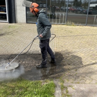 Straatwerk reiniging voor opening jacuzzi handelaar Alkmaar bedrijf April 2021