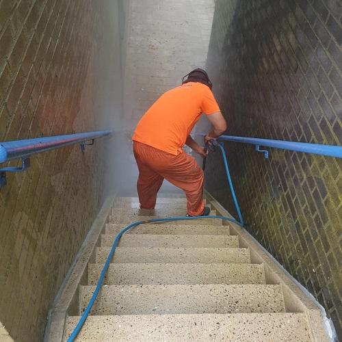 Reinigen trappen en galerijen in Schoorl Juli 2025