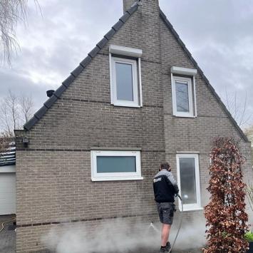 Reiniging voorgevel/buitenmuur woning Wervershoof inclusief schoorsteen Maart 2023